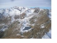 La rosa dei Banchi e il lago Santanel al centro della conca..