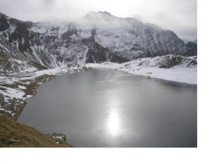 Il lago Santanel sullo sfondo del m.Marzo..