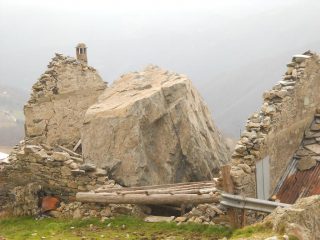 attenzione caduta massi