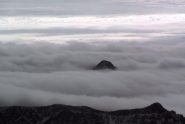 dalla nebbia spunta la sagoma della bellavarda