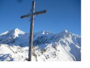 L'Altemberg a sx dalla croce quota 1709m sulla cresta sud ovest alla P.del Pizzo a dx..