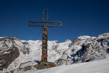 Polluce e Castore sullo sfondo