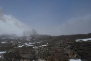 Alla Capanna Chambave, la schiarita che ha ridato la carica. Lì nella nebbia il Colle Battaglione Aosta