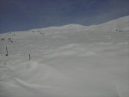 in alto verso la vetta la neve c'è ma si notano ancora molti affioramenti erbosi....