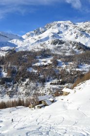 in discesa verso il villaggio di Lo Rocher