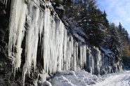 spettacolari stalattiti lungo la strada
