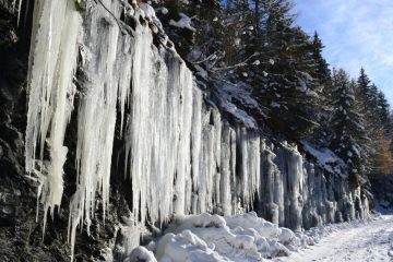 spettacolari stalattiti lungo la strada