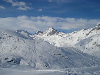 Il fascino delle montagne ricoperte di neve