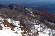 La dorsale di salita,oltre i tralicci si pesta neve fino al Rosselli