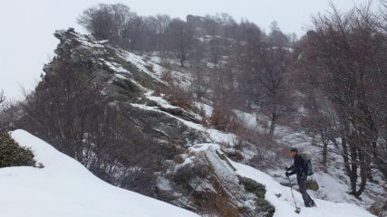in alto la vetta e intanto nevica sempre piu' fitto