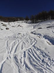 08 - agli alpeggi Rocher la quantità di neve è al minimo per poter sciare senza devastare gli sci