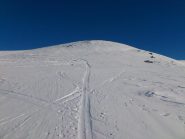in prossimità della sommità