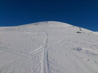 in prossimità della sommità