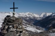 Omino e croce di vetta