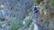 Sul ripido ed esposto sentiero che risale il costone