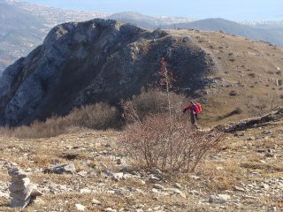 gente che sale da direzioni diverse