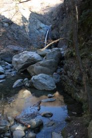 La cascata dal fondo della gola