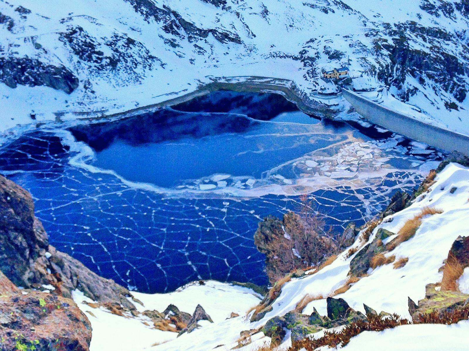 dalla cima gabiet il lago omonimo che si stà ghiacciando