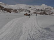 03 - discesa quasi obbligata su pista, ampie zone senza neve fuori da dove è stata sparata la neve artificiale