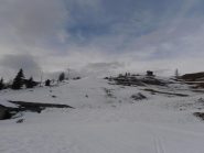 05 - l'arrivo sci ai piedi a Chamois si fa soltanto con sci da pietre