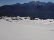 05 - la discesa su praterie innevate vista dal C.des Bornes