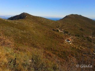 Castellaro e Bignone visti dal sentiero sul fianco est del Pisciavino