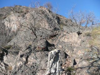 Vecchia ma solida sosta su vie che incrociano la ferrata