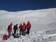 foto di gruppo con i pendii del Maloqueste