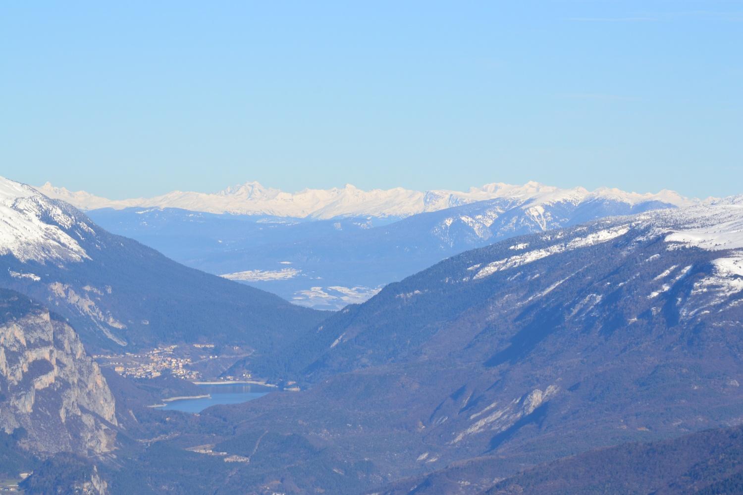 zoomata sulle lontane montagne dell'Austria meridionale