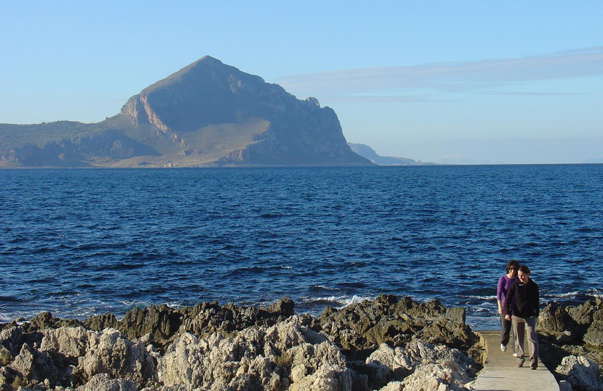 in riva al mare con il cofano sullo sfondo