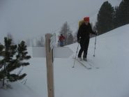 l'arrivo al colle sotto un'abbondante nevicata