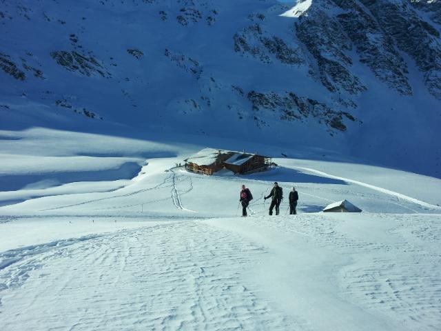 inizio della salita con il rifugio alle spalle