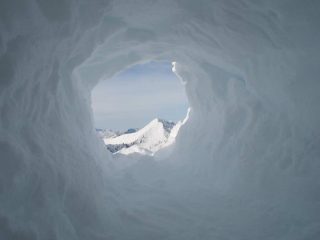 Loccia di Peve visto da un buco nella cornice
