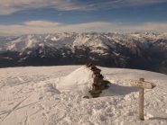 In vetta con panorama verso alcune cime della Valchiusella