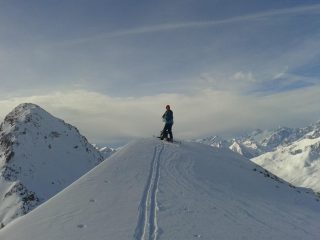 la cima e sulla sinistra il monte rosso