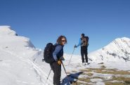 sulla cresta Erika e GLuca guardano il Mas de la Grave