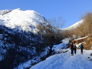 Dalla strada appare la vetta a sinistra