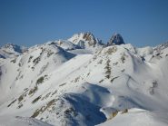 Parvo e Meja sullo sfondo