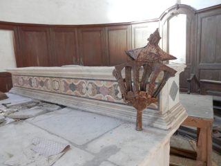 il suo bell'altare con marmi pregiati
