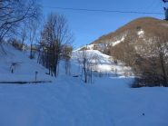 Podio Superiore, bivio per Neraissa. Sulla destra il bosco con il ripetitore.