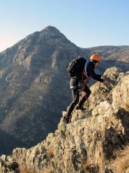 Arrivo in vetta, con il Monte Rama sullo sfondo