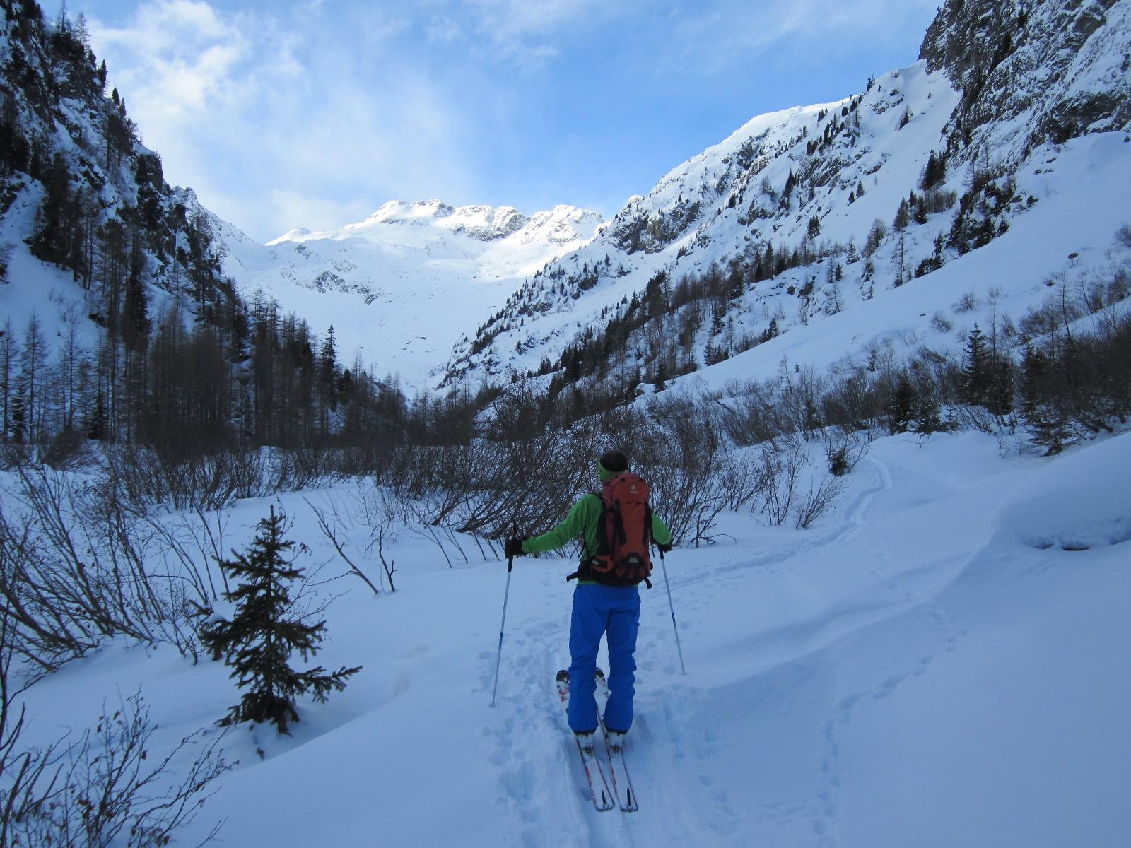 il bel vallone di Berard, sullo sfondo la nostra meta