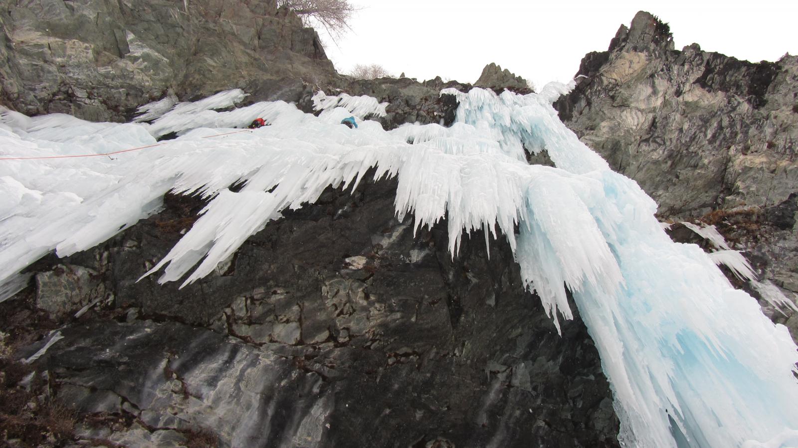 Uno sguardo alla cascata dalla base