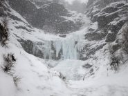 Dalla sosta del primo tiro si vede il bellissimo muro del terzo,Ma stà per arrivare la slavina!!