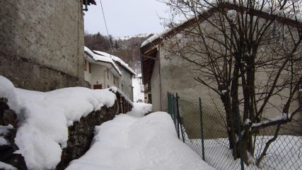 Passaggio tra le case in salita...