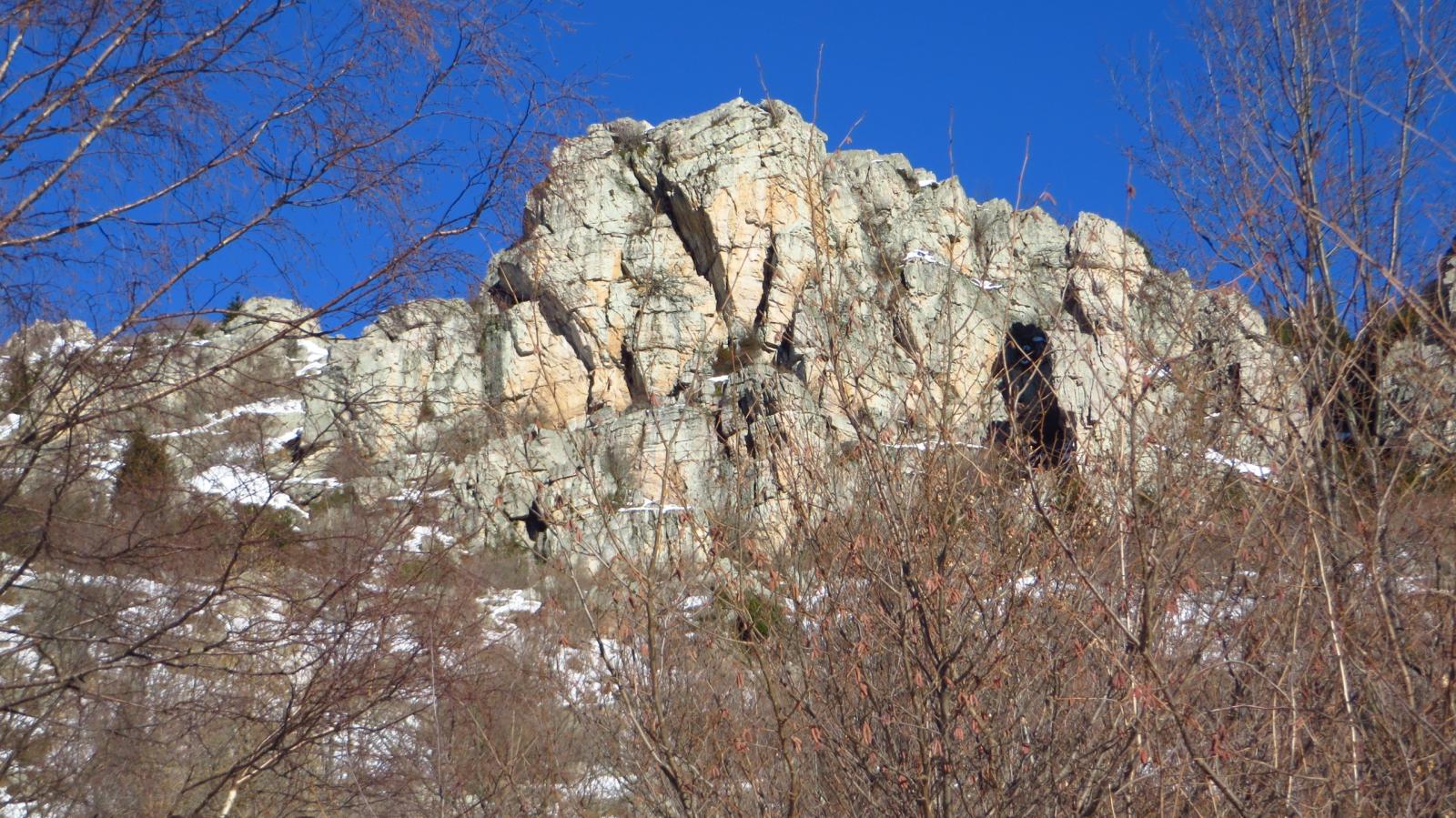 Rocca Asperiosa vista dal bosco