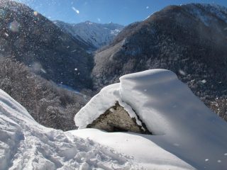 La baita sul sentiero mentre soffia il vento