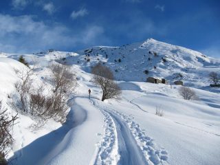 superati i pendii sopra Prato del Rio ci si inoltra nel vallone sotto la vetta