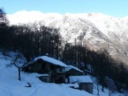 In discesa: baita con lavatrice sul balcone