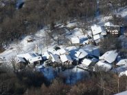 Zoom sulla bella borgata Apiatour scendendo dalla cima 